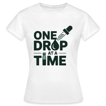 Homeopathie : une goutte à la fois Équipement professionnel - T-shirt Femme - blanc - Devant - AI Model Female 172 dark (172cm)