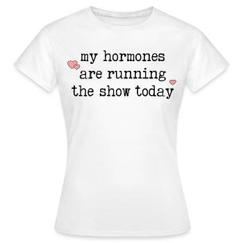 Lustige Hormonwechsel - Frauen T-Shirt - Weiß - Vorne - AI Model Female 172 dark (172cm)