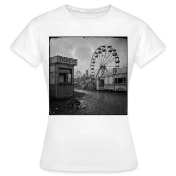 Raccoon Lost Place Funfair Vintage Animal Crime - Women's T-Shirt - white - Front - AI Model Female 172 dark (172cm)