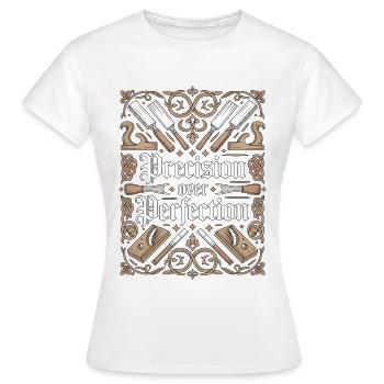 Menuisier : Précision plutôt que perfection Menuisier - T-shirt Femme - blanc - Devant - AI Model Female 172 dark (172cm)
