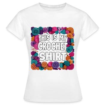 Inscription sur une chemise au crochet : Monde de laine colorée - T-shirt Femme - blanc - Devant - AI Model Female 172 dark (172cm)
