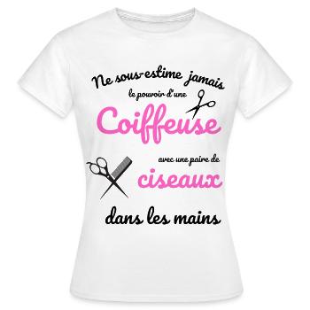 T-shirt ne sous estime jamais coiffeuse ciseaux - T-shirt Femme - blanc - Devant - AI Model Female 172 dark (172cm)