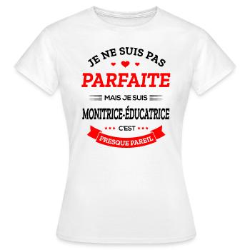 MONITRICE-ÉDUCATRICE PARFAITE - T-shirt Femme - blanc - Devant - AI Model Female 172 dark (172cm)