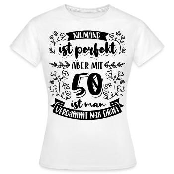 50 Geburtstag Frau Lustig - Frauen T-Shirt - Weiß - Vorne - AI Model Female 172 dark (172cm)