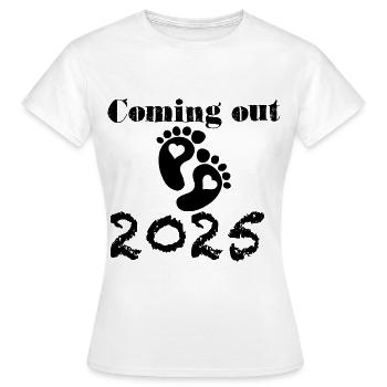 Bébé arrive en 2025, future maman en 2025, pieds de bébé - T-shirt Femme - blanc - Devant - AI Model Female 172 dark (172cm)