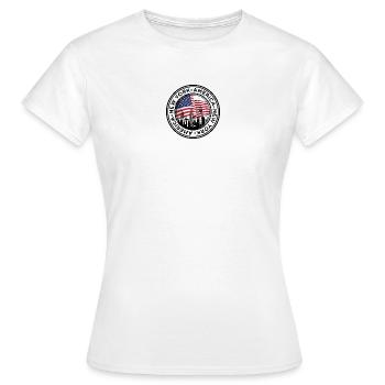 Ligne d’horizon américaine avec étreinte de drapeau - T-shirt Femme - blanc - Devant - AI Model Female 172 dark (172cm)
