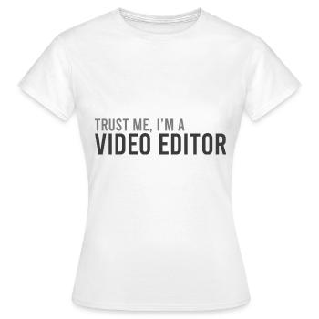 Stolzer Video-Editor - Frauen T-Shirt - Weiß - Vorne - AI Model Female 172 dark (172cm)