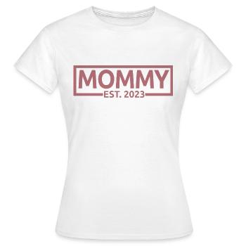 Mommy Est. 2023, Mom To Be, Schwangerschaft enthüllen - Frauen T-Shirt - Weiß - Vorne - AI Model Female 172 dark (172cm)