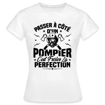 Humour Cadeau Pompier frôler la perfection - T-shirt Femme - blanc - Devant - AI Model Female 172 dark (172cm)