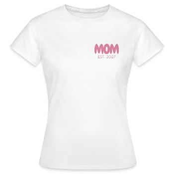 Mom EST. 2027  - Frauen T-Shirt - Weiß - Vorne - AI Model Female 172 dark (172cm)