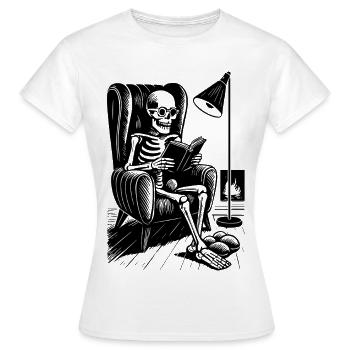 Lesendes Skelett im Lesesessel - Frauen T-Shirt - Weiß - Vorne - AI Model Female 172 dark (172cm)