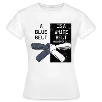 Ein grüner Gürtel ist ein weißer Gürtel, der niemals aufgibt - Frauen T-Shirt - Weiß - Vorne - AI Model Female 172 dark (172cm)