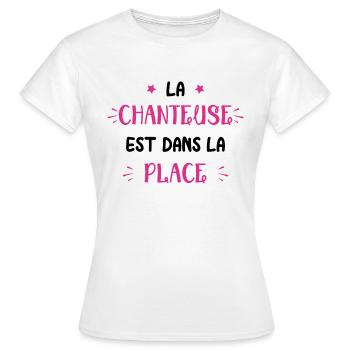 La chanteuse est dans la place - T-shirt Femme - blanc - Devant - AI Model Female 172 dark (172cm)