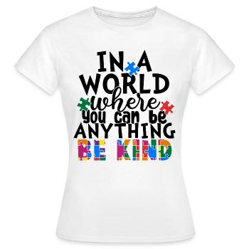 In einer Welt, in der du alles sein kannst, sei freundlich - Frauen T-Shirt - Weiß - Vorne - AI Model Female 172 dark (172cm)