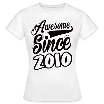 Génial depuis 2010 - T-shirt Femme - blanc - Devant - AI Model Female 172 dark (172cm)