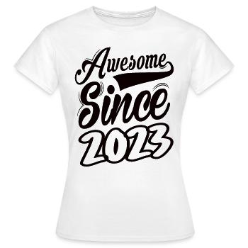 Génial depuis 2023 - T-shirt Femme - blanc - Devant - AI Model Female 172 dark (172cm)