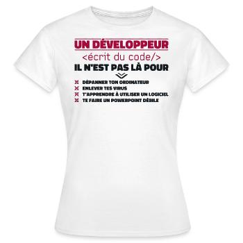 Un Développeur Écrit du Code Cadeau - T-shirt Femme - blanc - Devant - AI Model Female 172 dark (172cm)