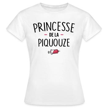 Princesse de la piquouze - Cadeau infirmière - T-shirt Femme - blanc - Devant - AI Model Female 172 dark (172cm)