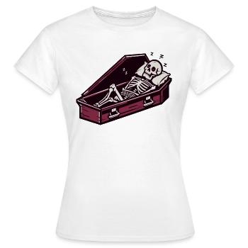 Lustiges Skelett schläft im Sarg - Frauen T-Shirt - Weiß - Vorne - AI Model Female 172 dark (172cm)