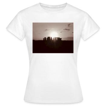 Stein Henge - Frauen T-Shirt - Weiß - Vorne - AI Model Female 172 dark (172cm)