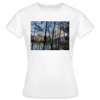 Maison bleue arbres de ciel - T-shirt Femme - blanc - Devant - AI Model Female 172 dark (172cm)