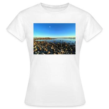 Felsiges Ufer mit ruhigem Meer - Frauen T-Shirt - Weiß - Vorne - AI Model Female 172 dark (172cm)