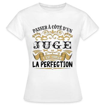 Juge | le Meilleur cadeau Juge - T-shirt Femme - blanc - Devant - AI Model Female 172 dark (172cm)