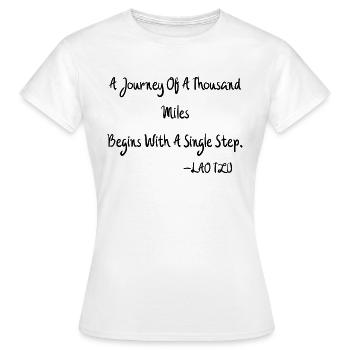 Le voyage de mille milles commence par un chant - T-shirt Femme - blanc - Devant - AI Model Female 172 dark (172cm)