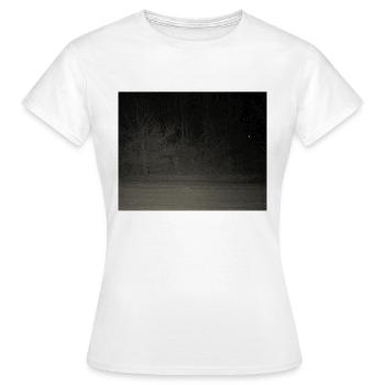 Gruselige Kreatur im Wald - Frauen T-Shirt - Weiß - Vorne - AI Model Female 172 dark (172cm)