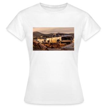 Trucks PickUps Vintage Chevy - Frauen T-Shirt - Weiß - Vorne - AI Model Female 172 dark (172cm)