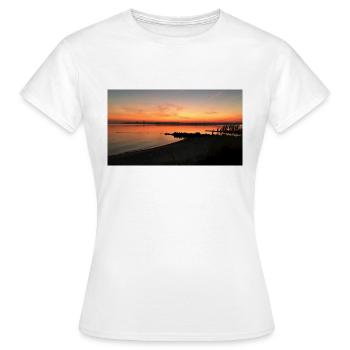 Neustädter Bucht - Sierksdorf - Frauen T-Shirt - Weiß - Vorne - AI Model Female 172 dark (172cm)