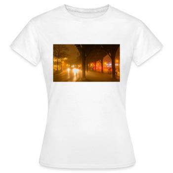 Hochbahn am nebligen Abend - Frauen T-Shirt - Weiß - Vorne - AI Model Female 172 dark (172cm)
