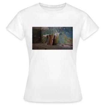Urbex Photographie | Châssis de fenêtres en ruines d’usine - T-shirt Femme - blanc - Devant - AI Model Female 172 dark (172cm)