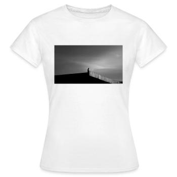 le faucon sur le toit - T-shirt Femme - blanc - Devant - AI Model Female 172 dark (172cm)