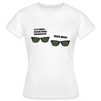 Es ist dunkel und wir tragen Sonnenbrillen. Hit it - Frauen T-Shirt - Weiß - Vorne - AI Model Female 172 dark (172cm)