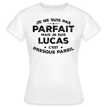 Lucas Un Prénom, Une Attitude L’Humour Lucas - T-shirt Femme - blanc - Devant - AI Model Female 172 dark (172cm)