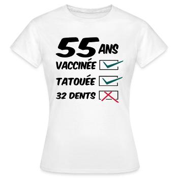 55 ans tatouée et vaccinée//design humoristique - T-shirt Femme - blanc - Devant - AI Model Female 172 dark (172cm)