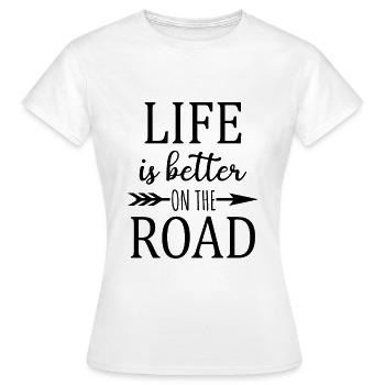 La vie est meilleure sur la route Citation - T-shirt Femme - blanc - Devant - AI Model Female 172 dark (172cm)