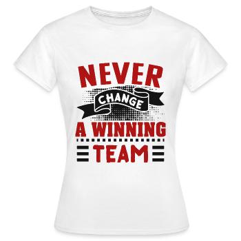 Never change a winning team - Fussballfan Spruch - Frauen T-Shirt - Weiß - Vorne - AI Model Female 172 dark (172cm)
