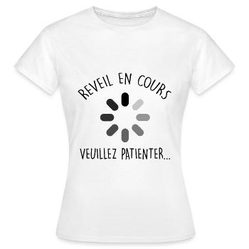 Réveil en cours | Cadeau Dormeur Humour - T-shirt Femme - blanc - Devant - AI Model Female 172 dark (172cm)