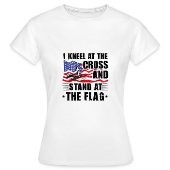 Un chrétien patriote s’agenouille à Crass Stand At Flag - T-shirt Femme - blanc - Devant - AI Model Female 172 dark (172cm)