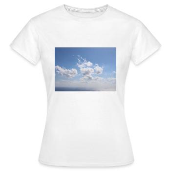 Ehrfürchtig blauer Himmel Wolken Muster - Sommerurlaub - Frauen T-Shirt - Weiß - Vorne - AI Model Female 172 dark (172cm)