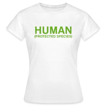 Espèces protégées par l’homme dans la typographie verte - T-shirt Femme - blanc - Devant - AI Model Female 172 dark (172cm)