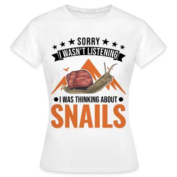 Schnecke Geschenk Weinbergschnecke - Frauen T-Shirt - Weiß - Vorne - AI Model Female 172 dark (172cm)