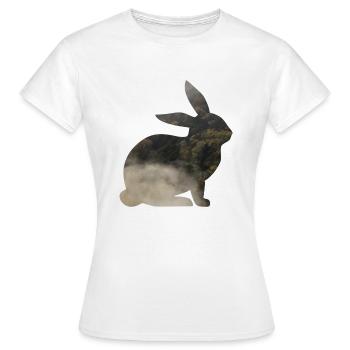 Hase in Silhouette mit Wald und Nebel - Frauen T-Shirt - Weiß - Vorne - AI Model Female 172 dark (172cm)