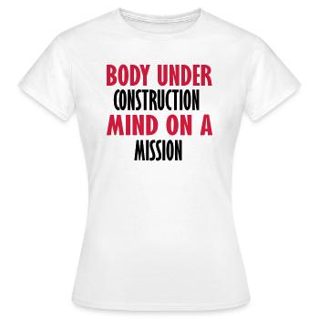 auf eine Mission achten - Frauen T-Shirt - Weiß - Vorne - AI Model Female 172 dark (172cm)