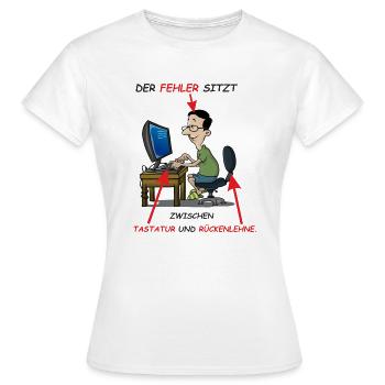 DER FEHLER SITZT ZWISCHEN TASTATUR UND RÜCKENLEHNE - Frauen T-Shirt - Weiß - Vorne - AI Model Female 172 dark (172cm)