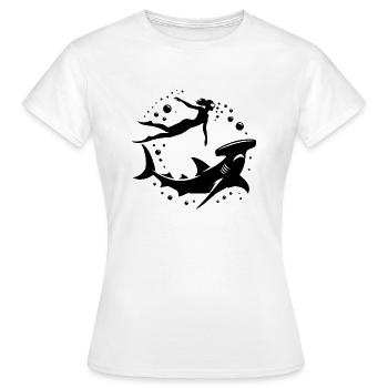 Hammerhai und Taucherin schweben Unterwasser - Frauen T-Shirt - Weiß - Vorne - AI Model Female 172 dark (172cm)