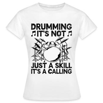 Jouer du tambour n’est pas seulement une compétence, c’est un tambour d’appel - T-shirt Femme - blanc - Devant - AI Model Female 172 dark (172cm)