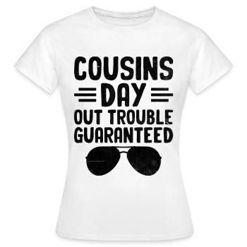 Cousins und Cousins Day Out Trouble garantierte Familienzusammenführung - Frauen T-Shirt - Weiß - Vorne - AI Model Female 172 dark (172cm)